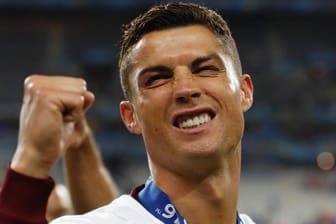 Trotz seiner frühen Verletzung konnte Cristiano Ronaldo beim EM-Finale gegen Frankreich den ersehnten ersten Titel mit Portugal bejubeln.