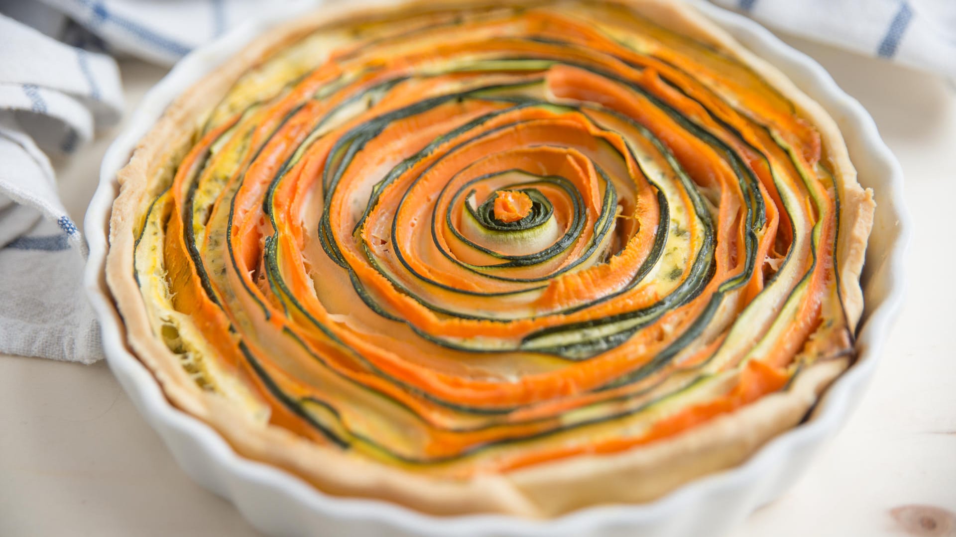 Für diese Tarte wird das Gemüse spiralförmig in die Form geschichtet.