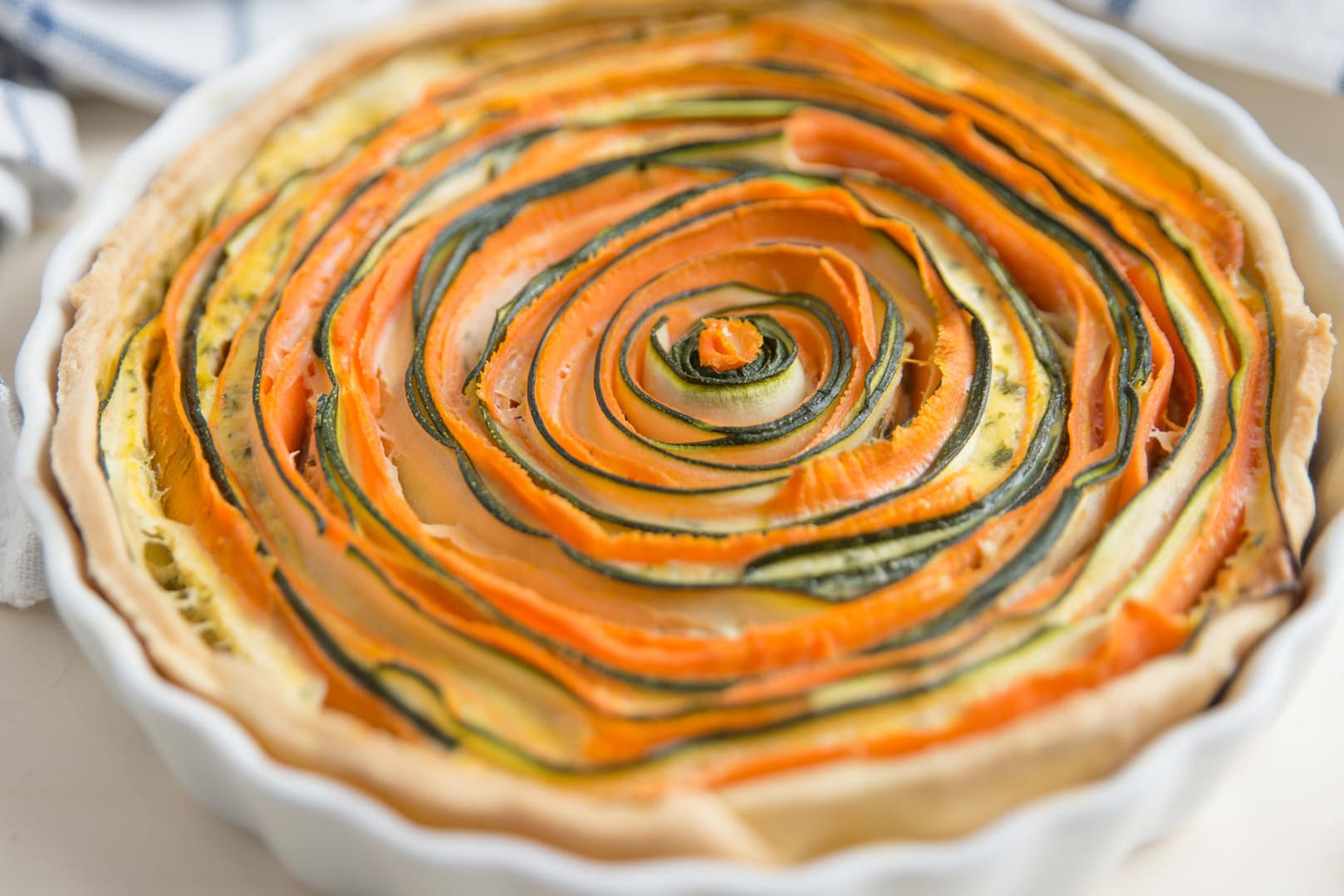 Für diese Tarte wird das Gemüse spiralförmig in die Form geschichtet.