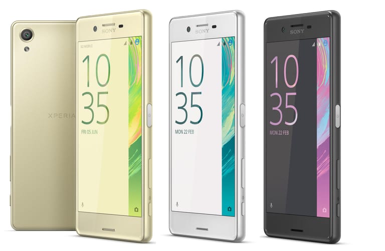 Das Sony Xperia X sollte eigentlich das 2015er-Flaggschiff Xperia Z5 ablösen, hat jedoch einen schwächeren Prozessor, ein kleineres Display (5,0 Zoll) und einen schwächeren Akku (2620 mAh).