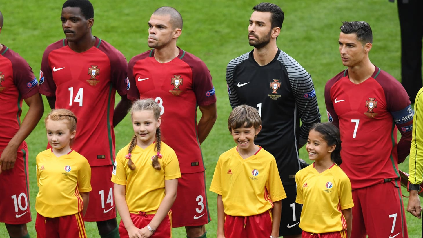 Einlaufkind Zoe Stehle aus Überlingen (rechts) strahlt an der Seite von Ronaldo.