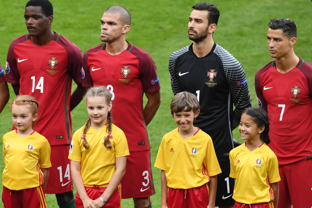 Einlaufkind Zoe Stehle aus Überlingen (rechts) strahlt an der Seite von Ronaldo.