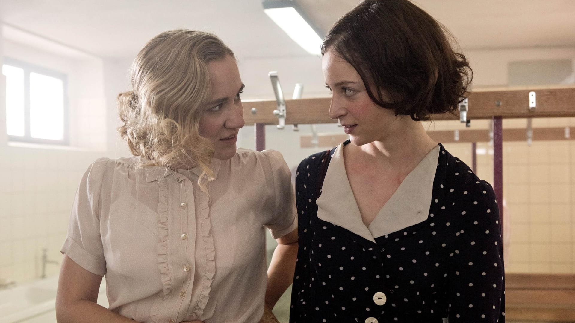 Sandra von Ruffin (als Gretel Bergemann, r.) und Annina Hellenthal (als Elfriede Kaun) in der Umkleidekabine der Hochspringerinnen. Kaun wird später die Bronzemedaille gewinnen.