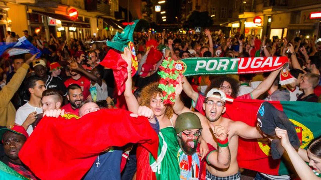 Portugal-Fans feiern im Hamburger Portugiesenviertel.