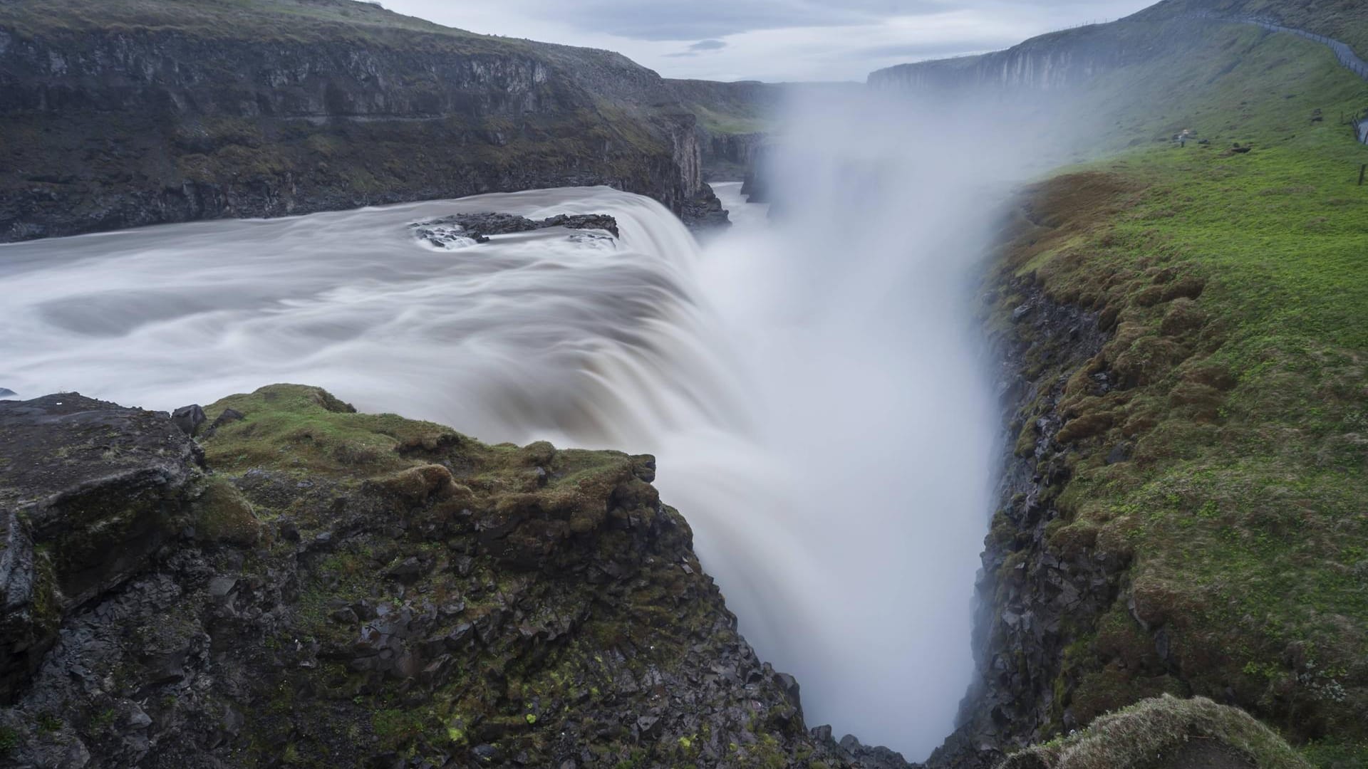 Der Gullfoss stürzt 30 Meter in die Tiefe.