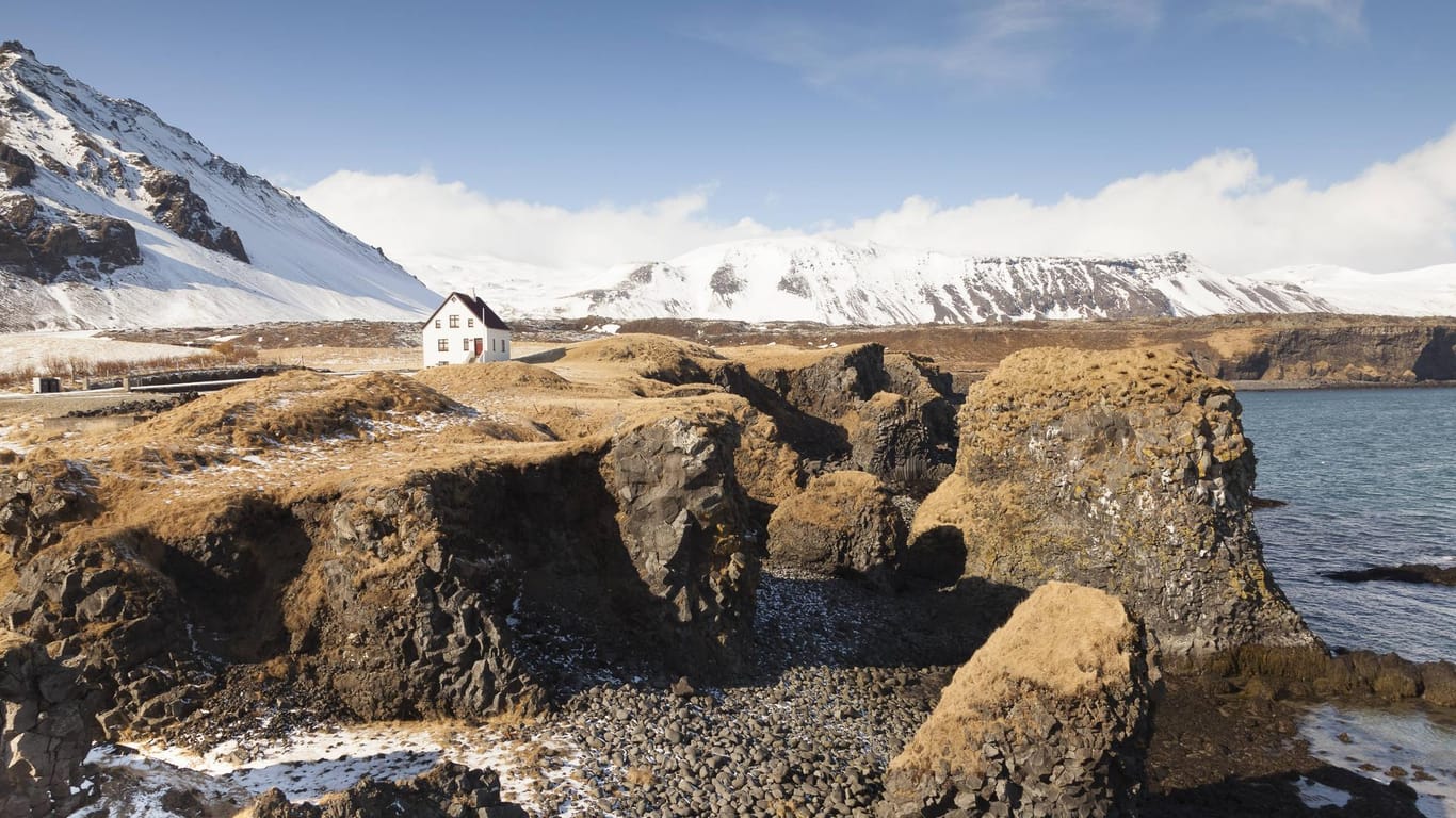 Die Halbinsel Snæfellsnes beeindruckt mit Steilküsten, Gletschern und Lavalandschaften.