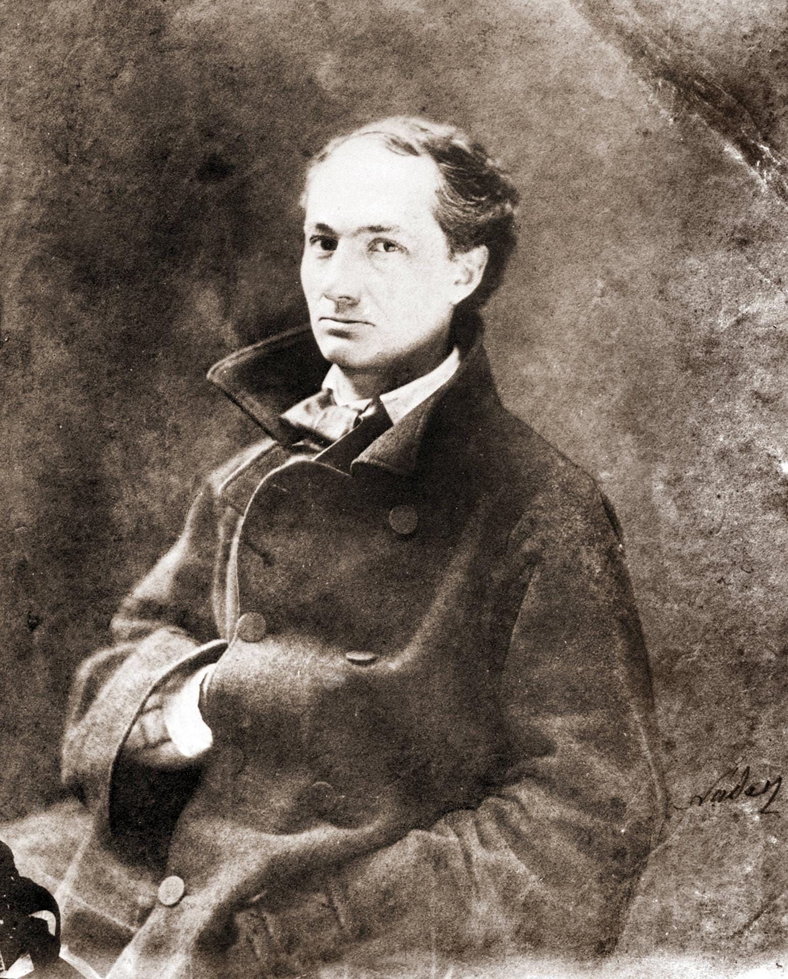 Auch Schriftsteller Charles Baudelaire gehörte zu den ersten Dandys. Der Dandy liebt die Überspitzung, hat eine Obsession fürs Detail, für ihn ist Mode ein Fetisch. Er ist ein Narzisst, ein Schöngeist und Flaneur mit einer Obsession für Äußerlichkeiten.