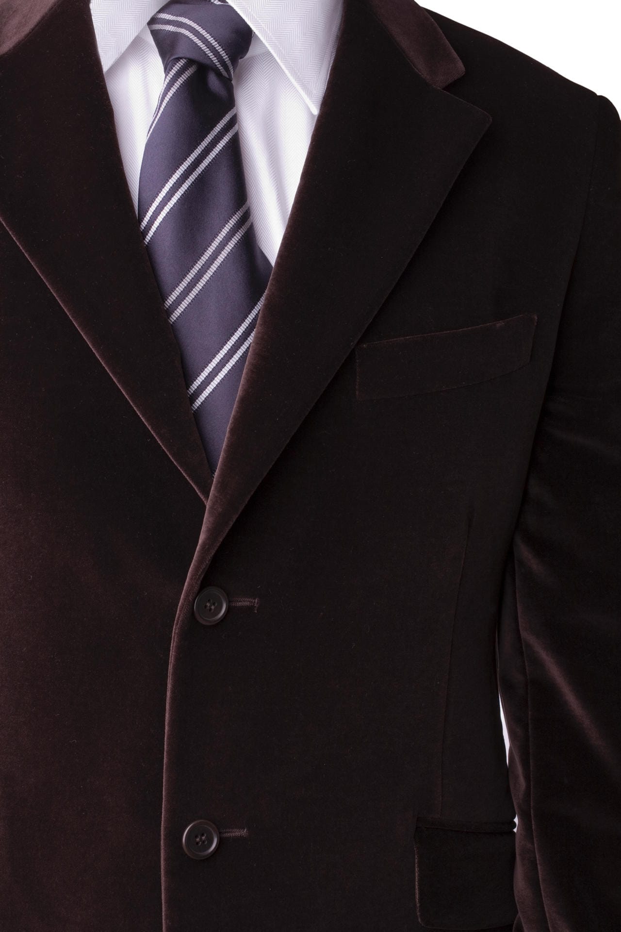 Auch ein Samt-Sakko passt zum modernen Dandy. Verzichten Sie dann aber besser auf die Krawatte, das trägt zu viel auf.