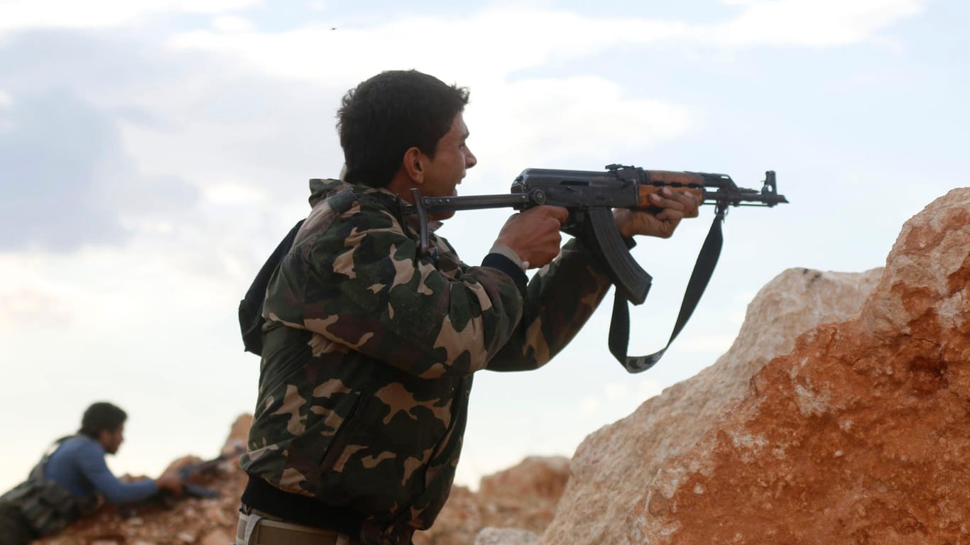 Eingeschlossen: ein Kämpfer der Freien Syrischen Armee vor Aleppo