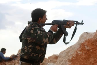 Eingeschlossen: ein Kämpfer der Freien Syrischen Armee vor Aleppo