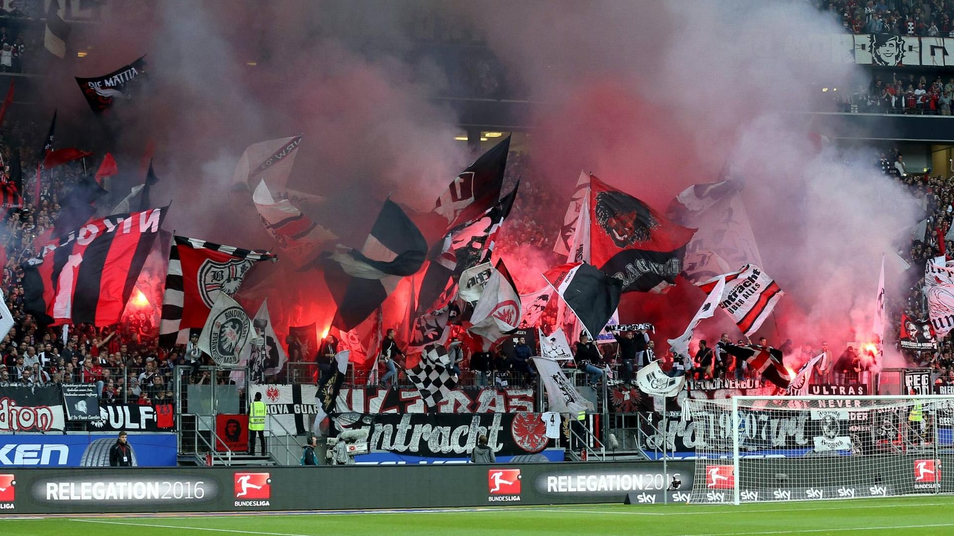 In den beiden Relegationsspielen gegen den 1. FC Nürnberg hatten Anhänger von Eintracht Frankfurt wiederholt Pyrotechnik gezündet. In den beiden Relegationsspielen gegen den 1. FC Nürnberg hatten Anhänger von Eintracht Frankfurt wiederholt Pyrotechnik gezündet.