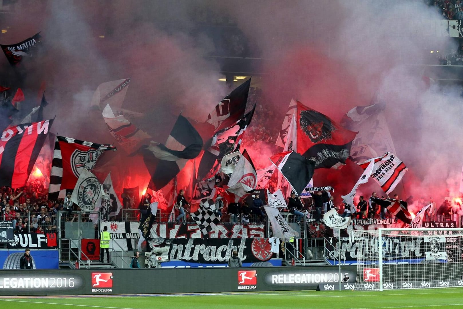 In den beiden Relegationsspielen gegen den 1. FC Nürnberg hatten Anhänger von Eintracht Frankfurt wiederholt Pyrotechnik gezündet.