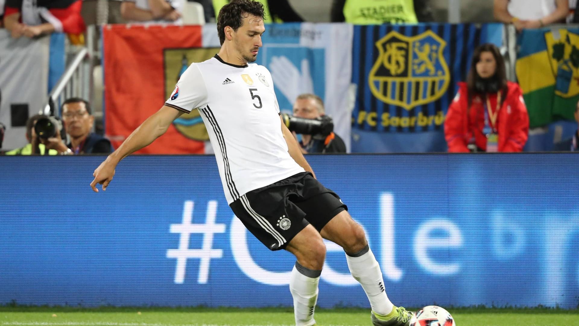 Mats Hummels, hier bei der EM, will mit den Bayern die Königsklasse gewinnen. Mats Hummels, hier bei der EM, will mit den Bayern die Königsklasse gewinnen.