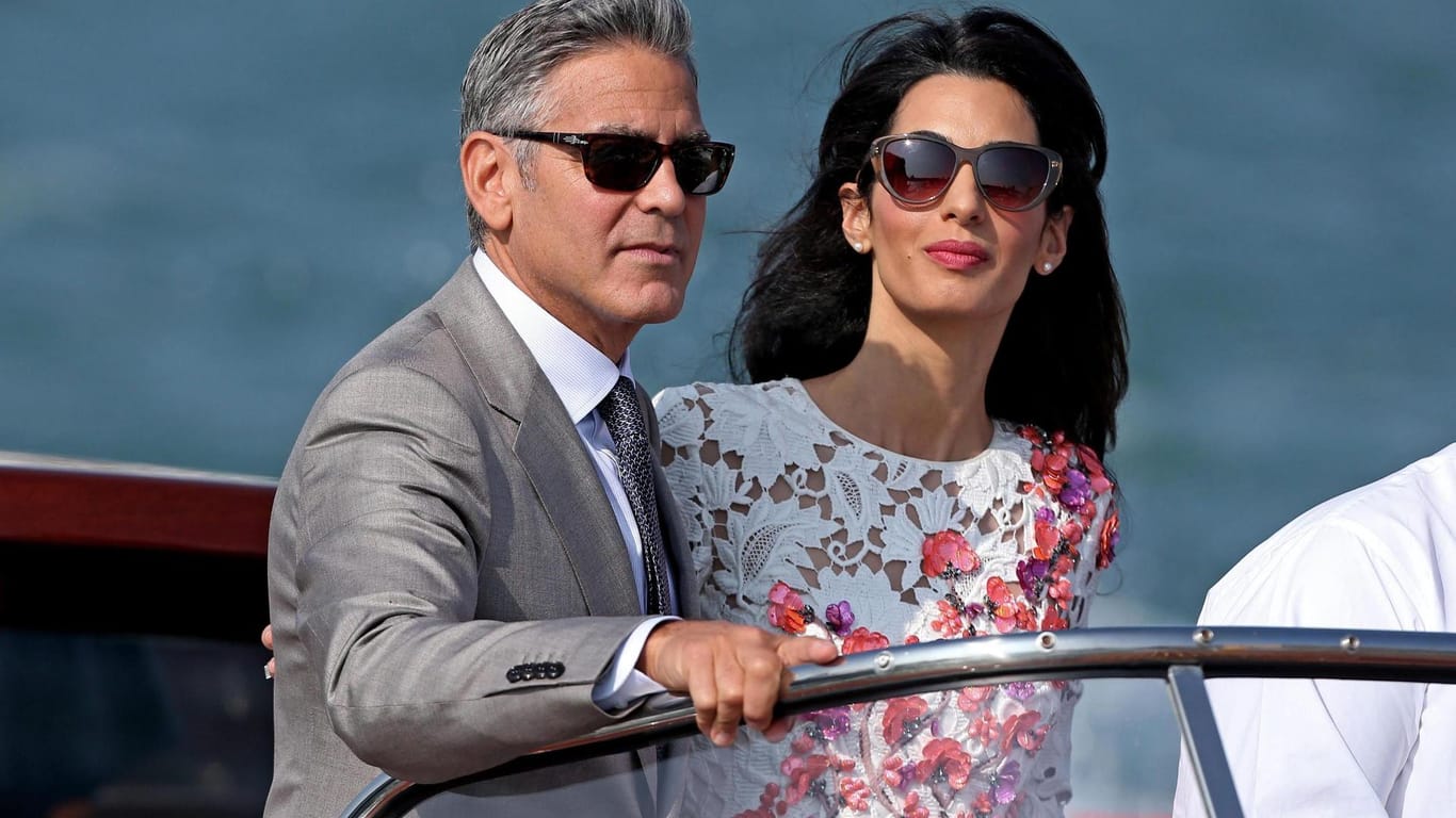 Wie sich die Bilder ähneln: Graue Schläfen bei ihm, lange braune Haare bei ihr, Sonnenbrille und mit dem Wassertaxi in die Ehe: Vor zwei Jahren heirateten George Clooney und Amal Alamuddin in Venedig.