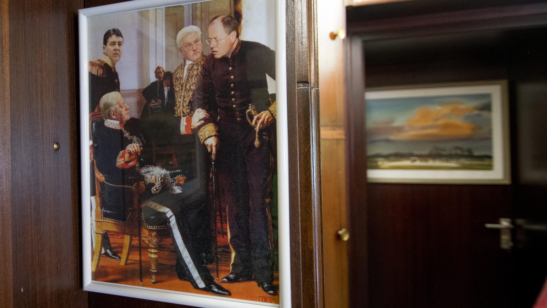 Ein Bild im historischen Stil mit führenden Köpfen der SPD - Sigmar Gabriel, Frank-Walter Steinmeier und Peer Steinbrück mit Helmut Schmidt - hängt im Arbeitszimmer.