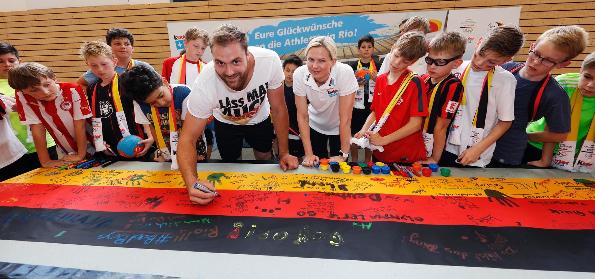 Bei dem Sport-Event setzten die Kinder ihre Unterschriften auf den riesigen Fan-Schal von "kinder+Sport" für die deutsche Olympia-Mannschaft.