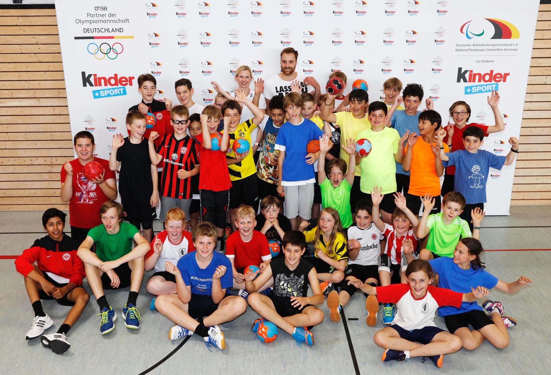 Beim Erinnerungsfoto schart sich der Handball-Nachwuchs um den Handballer des Jahres und "kinder+Sport"-Botschafterin Britta Steffen.
