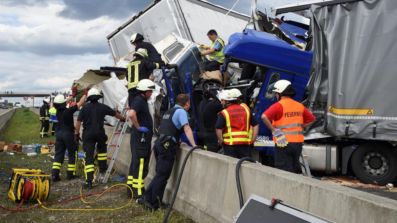 Bei dem schweren Unfall auf der A7 kamen drei Personen ums Leben.