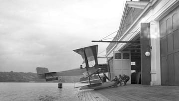 Boeings Geschichte begann in einem Bootshaus am Lake Union in Seattle. William Boeing wollte eigentlich eine Jacht bauen. Doch dann entdeckte der Unternehmer seine Faszination für das Fliegen und funktionierte das Gebäude kurzerhand zur Flugzeugfabrik um.