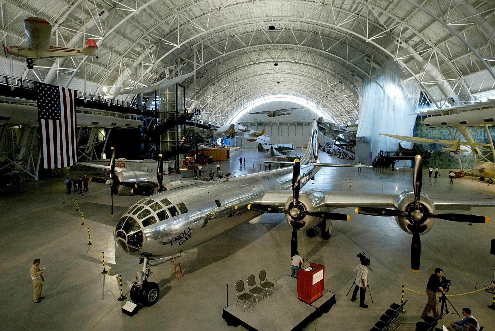 Eher zweifelhaften Ruhm erwarb der Boeing B-29-Bomber mit dem Namen "Enola Gay", der die erste Atombombe über Japan abwarf.