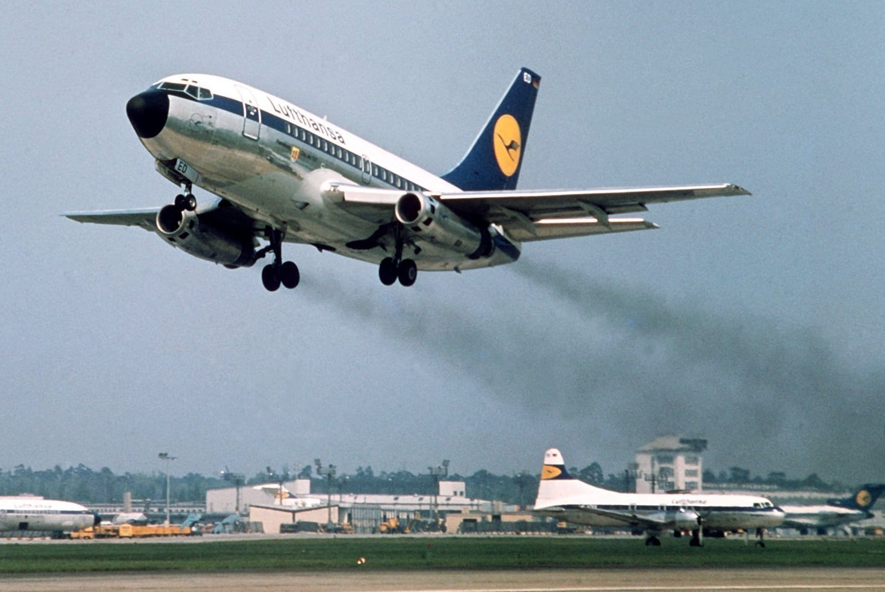 Dazu zählt die Boeing 737, die 1967 zum ersten Mal abhob. Boeing entwickelt die Kurz- und Mittelstreckenflieger bis heute weiter. So wurde die Boeing 737 zum erfolgreichsten Düsenverkehrsflugzeug der Luftfahrtgeschichte.