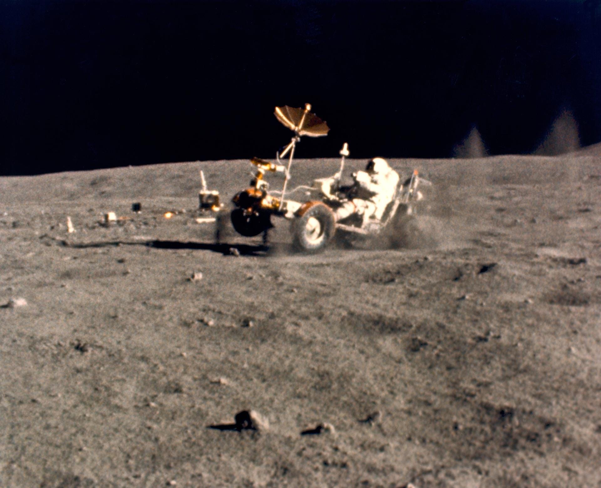 Auch in der Raumfahrt spielte und spielt Boeing eine wichtige Rolle. Die berühmten Mondautos bei den Apollo-Missionen kamen von Boeing.