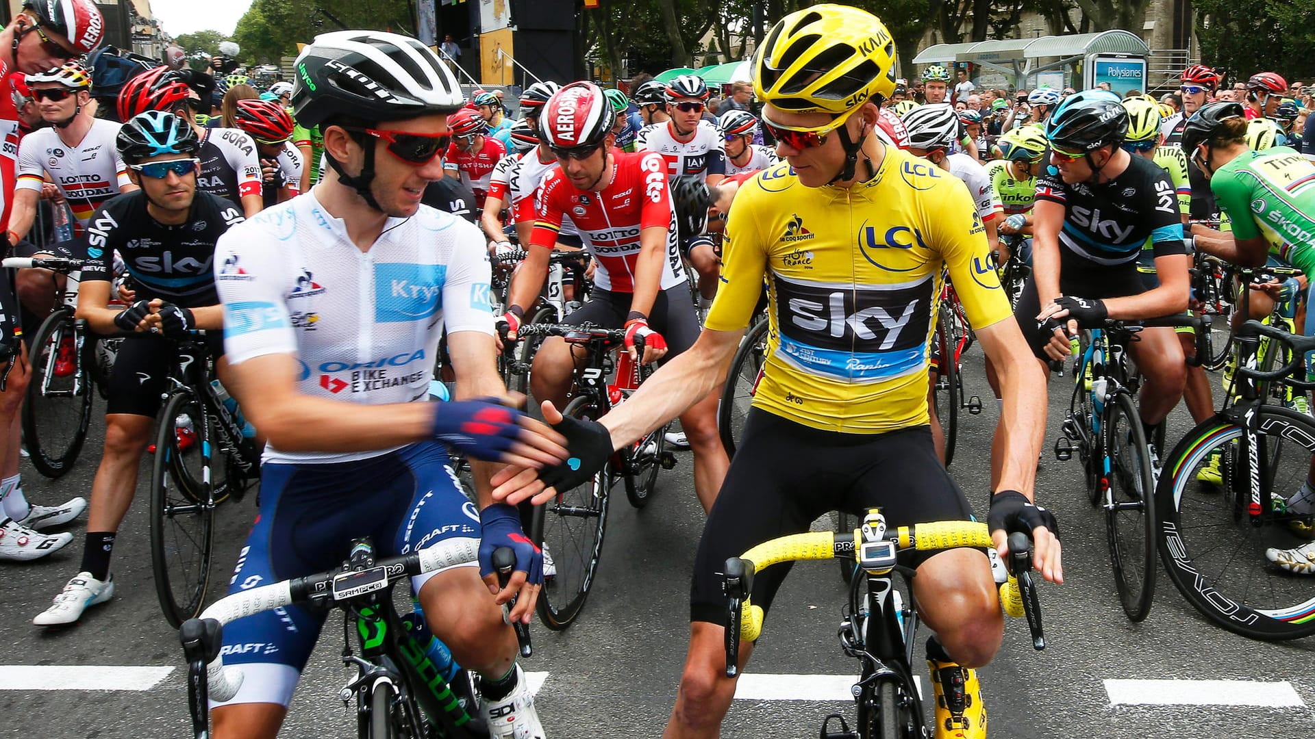 Handschlag vor dem Start: Tour-Leader Christopher Froome (rechts) und der derzeitige Zweite Adam Yates.