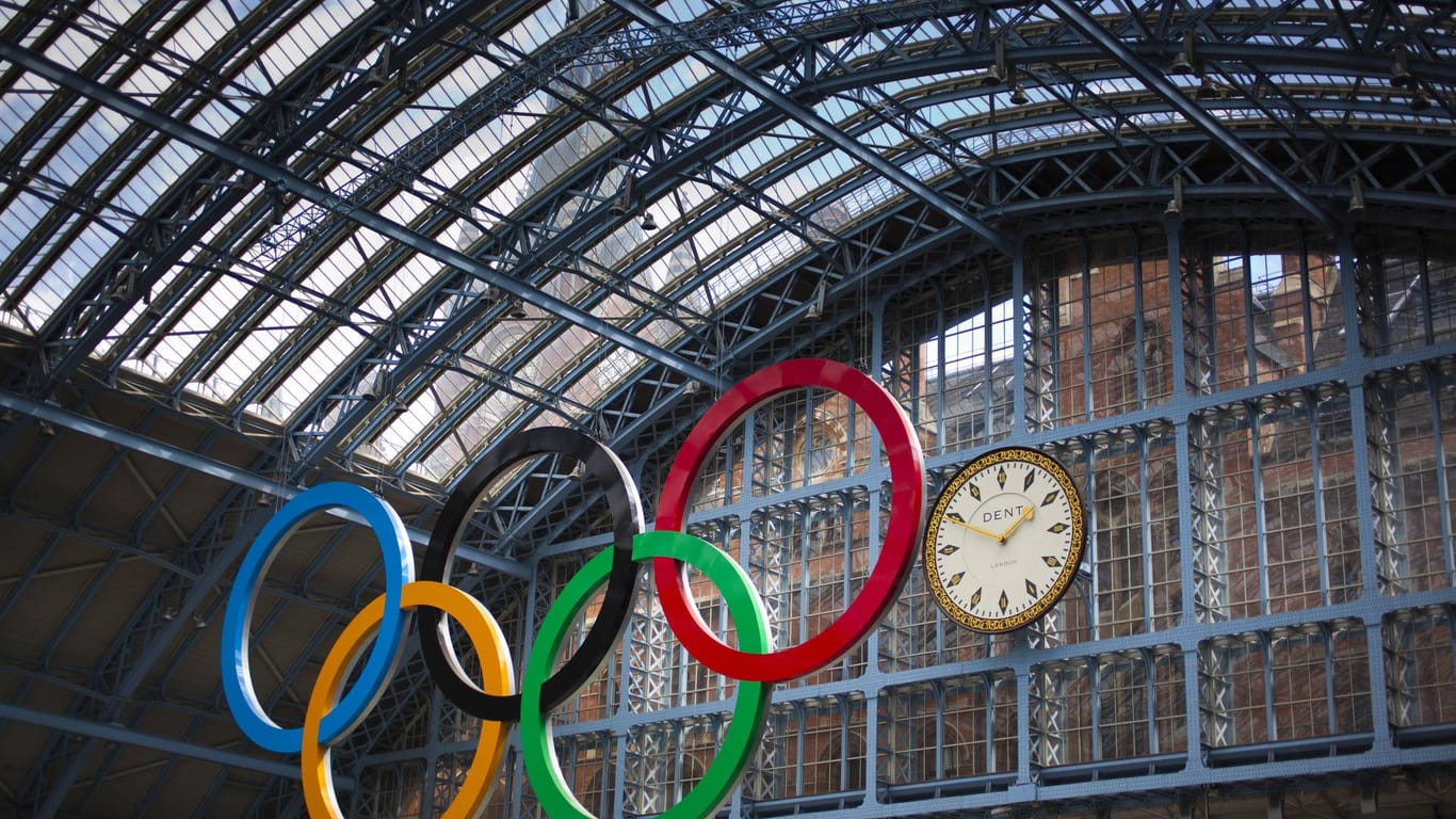 Die Olympischen Ringe wurden von Pierre de Coubertin 1913 entworfen.