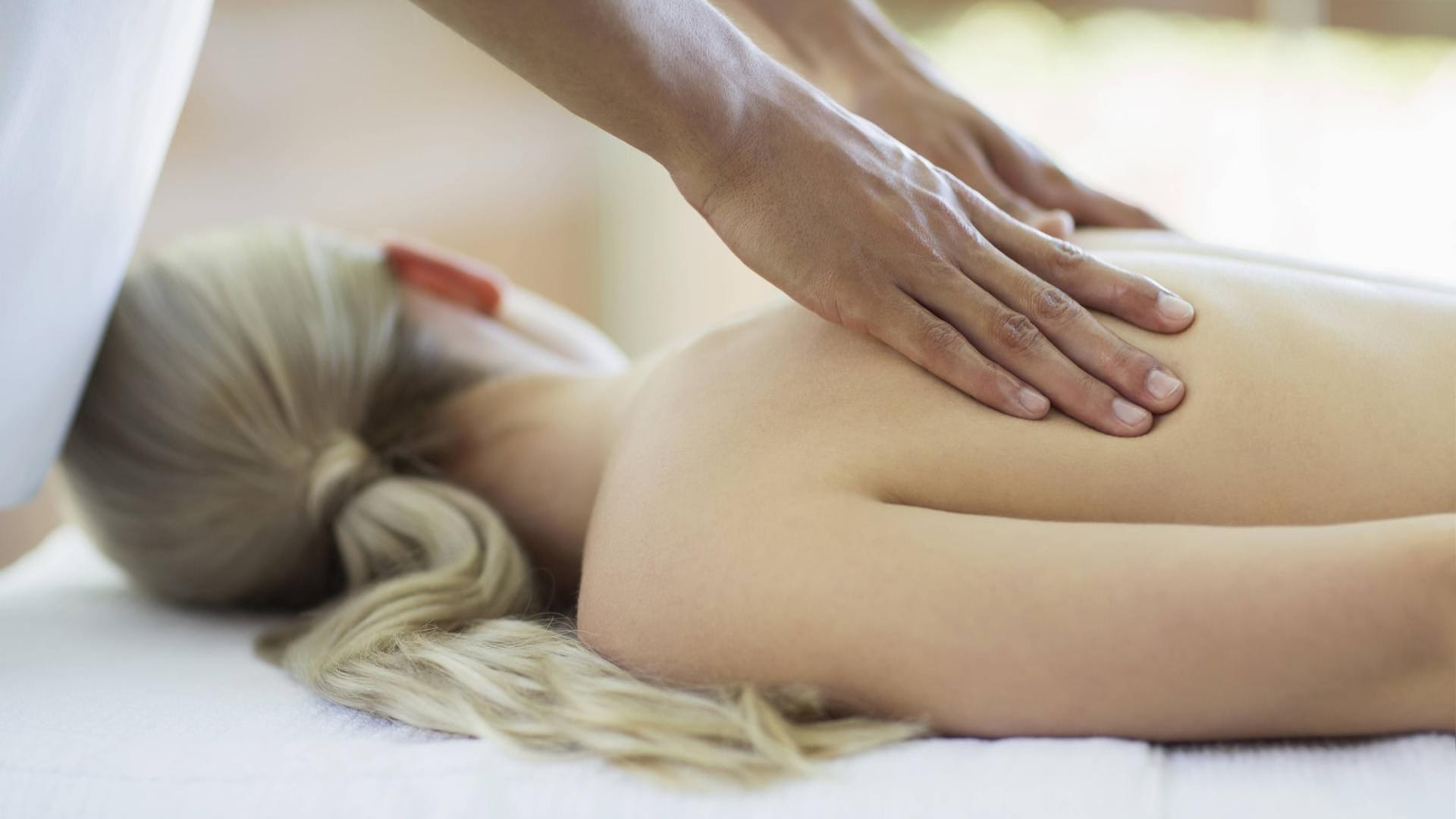 Als Periost wird die dünne Faserschicht bezeichnet, die unsere Knochen umgibt. Bei der Massage wird Druck auf sie ausgeübt.