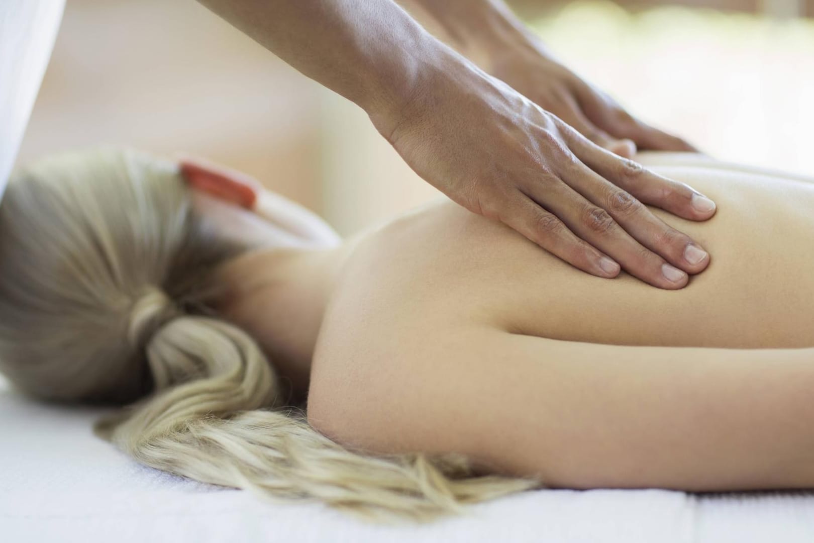 Als Periost wird die dünne Faserschicht bezeichnet, die unsere Knochen umgibt. Bei der Massage wird Druck auf sie ausgeübt.