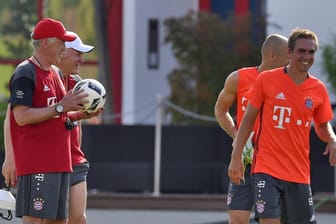 Verstehen sich: Neu-Bayern-Coach Carlo Ancelotti (li.) und Kapitän Philipp Lahm (re.).