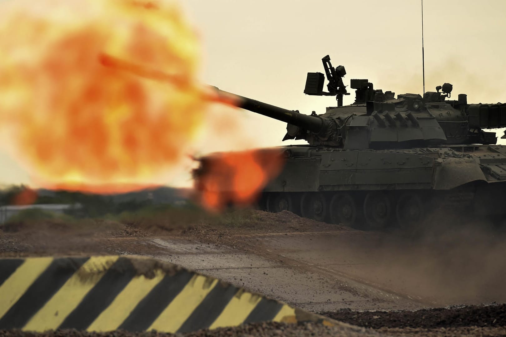 Kanonendonner statt "Säbelrasseln": russischer Panzer bei einem Manöver.