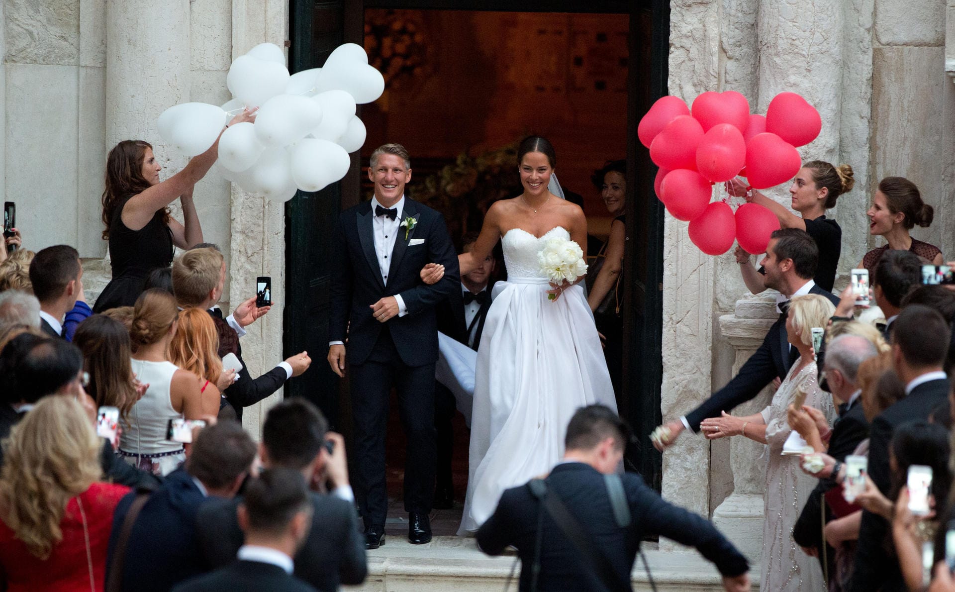 Sie haben "Ja" gesagt: Am 13. Juli 2016 hat Bastian Schweinsteiger in Venedig Ana Ivanovic kirchlich geheiratet.