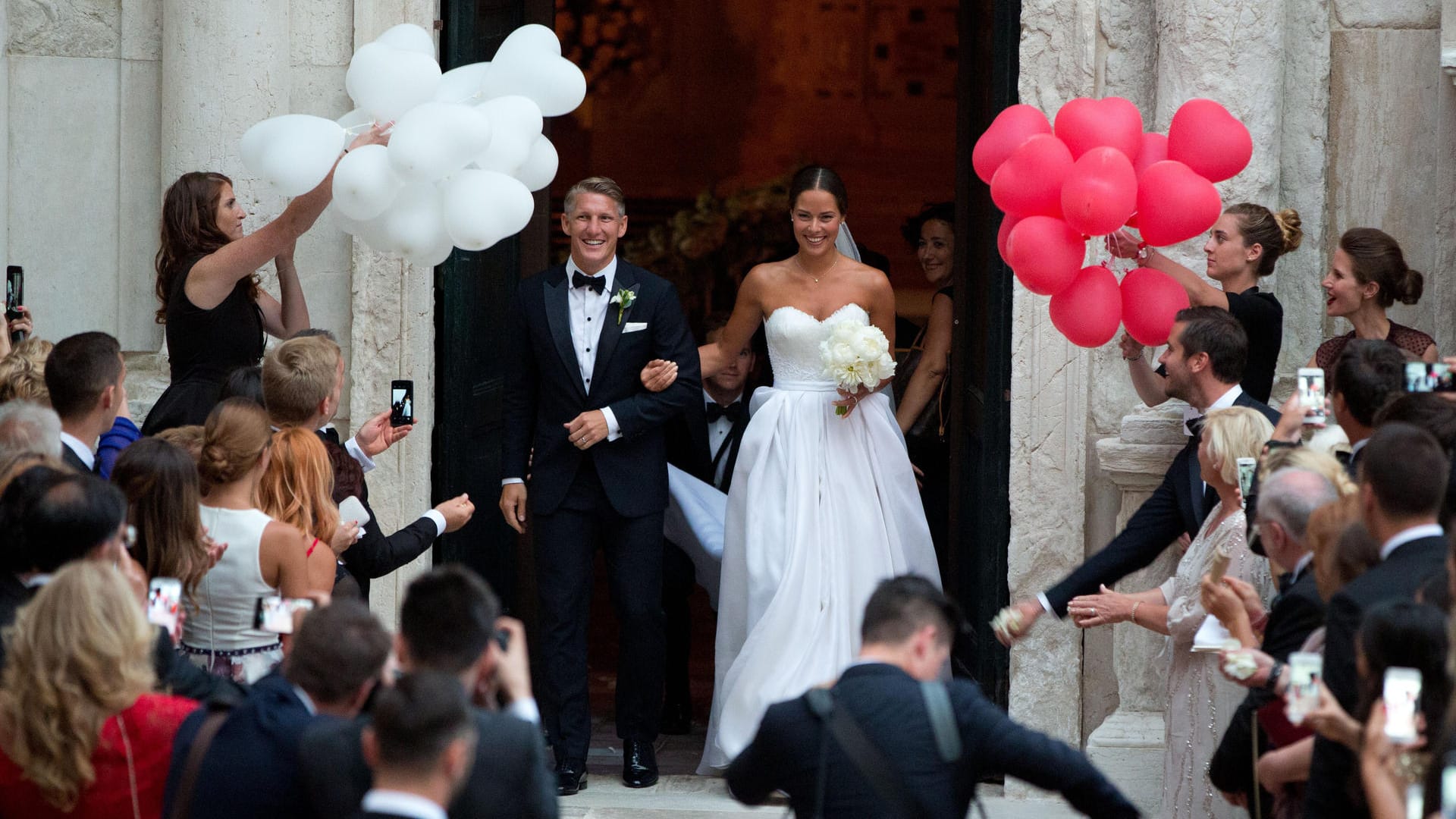 Sie haben "Ja" gesagt: Am 13. Juli 2016 hat Bastian Schweinsteiger in Venedig Ana Ivanovic kirchlich geheiratet.