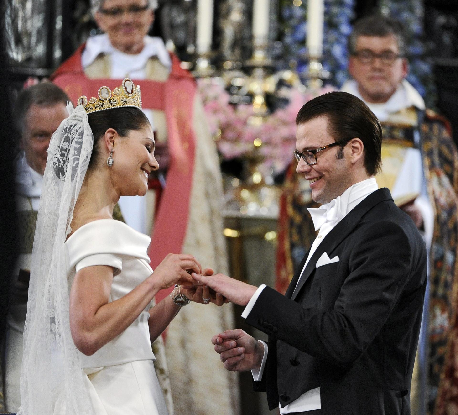 Ihre Hochzeit war ebenfalls ein Adelsevent: Im Juni 2010 gelobte Prinzessin Victoria von Schweden ihrem ehemaligen Fitnesstrainer Daniel Westling die ewige Treue - und sah in ihrem schlichten cremefarbenen Seidenkleid einfach umwerfend aus.