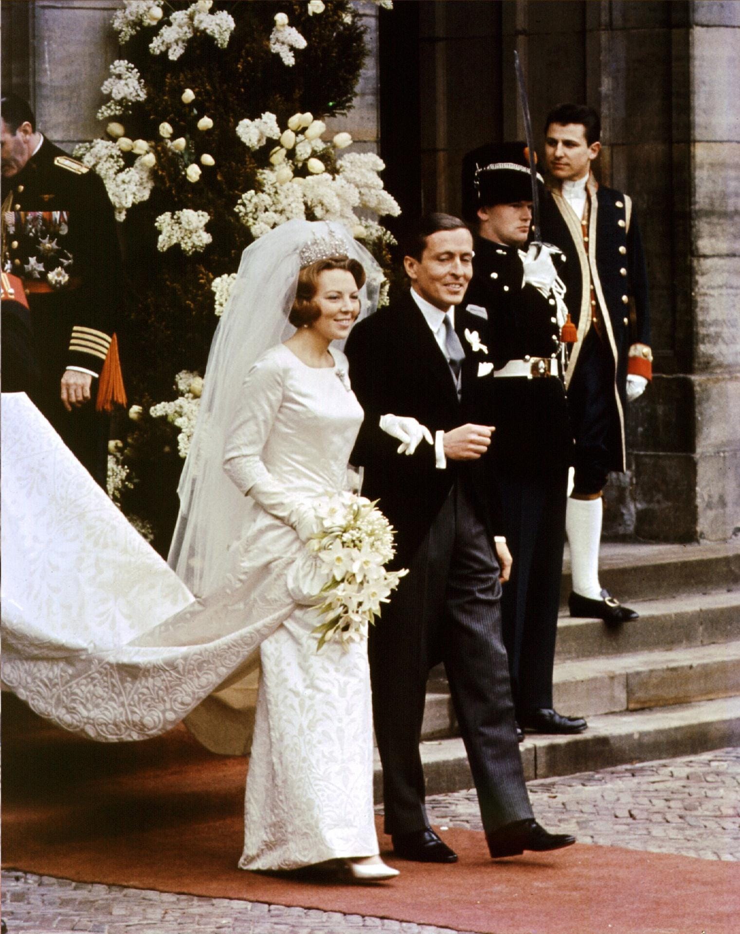 1966 heiratet Königin Beatrix der Niederlande - damals noch Prinzessin - Claus von Amsberg. Vielen niederländischen Diplomaten gefiel das gar nicht, denn Amsberg war Deutscher. Doch man kann sich nun mal nicht aussuchen, wo die Liebe hinfällt - auch als Royal nicht. Und im Laufe der Jahre wurde Prinz Claus zu einem der beliebtesten Mitglieder der Königsfamilie, bis er 2002 verstarb.