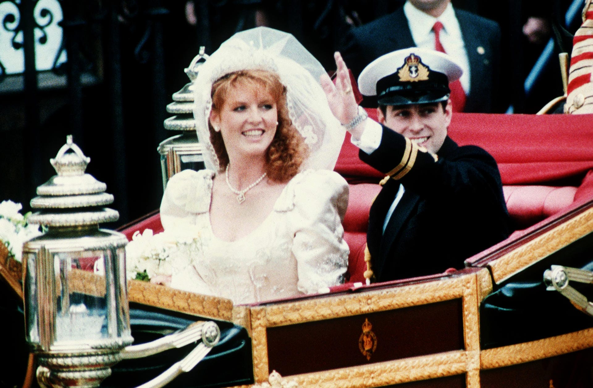 Auch die Ehe von Charles' kleinem Bruder Andrew verlief nicht viel glücklicher. 1986 heiratete er Sarah "Fergie" Ferguson - doch schon 1992 trennten sich die beiden. Aber wer wollte beim Anblick dieser romantischen Hochzeitsfotos schon ans Ehe-Ende denken?