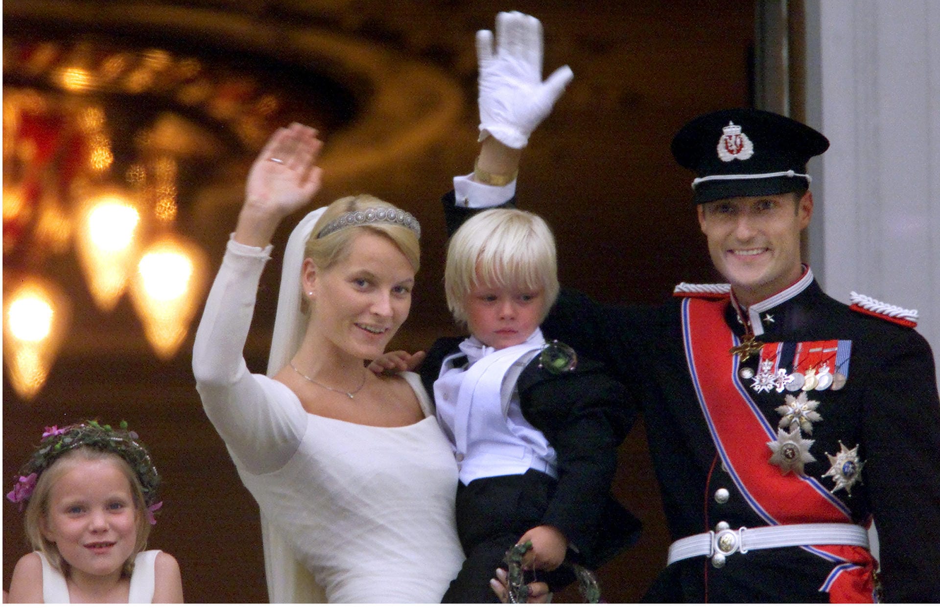 2001 heiratete der norwegische Thronfolger Prinz Haakon seine Traumfrau Mette-Marit. Doch obwohl die Braut bezaubernd aussah, gab es in Norwegen jede Menge Diskussionen um die Eheschließung. Schließlich war die hübsche Blondine nicht nur bürgerlich, sondern hatte bereits ein uneheliches Kind - und eine wilde Vergangenheit.