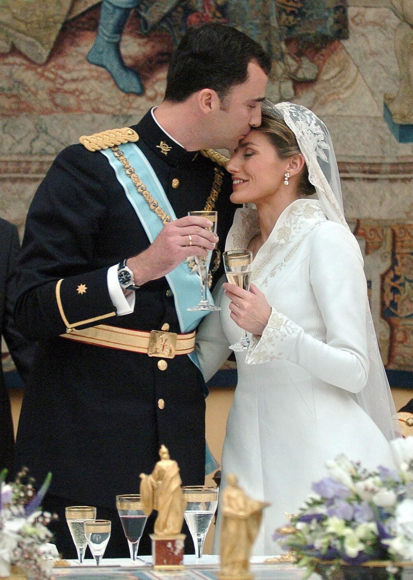 Im gleichen Jahr gaben sich auch Felipe von Spanien und seine große Liebe Letizia das Jawort. Die zierliche Ex-Journalistin war bei der Trauung sichtlich nervös - dabei gab sie in ihrem schmal geschnittenen Kleid mit Stehkragen wirklich eine ganz bezaubernde Braut ab.