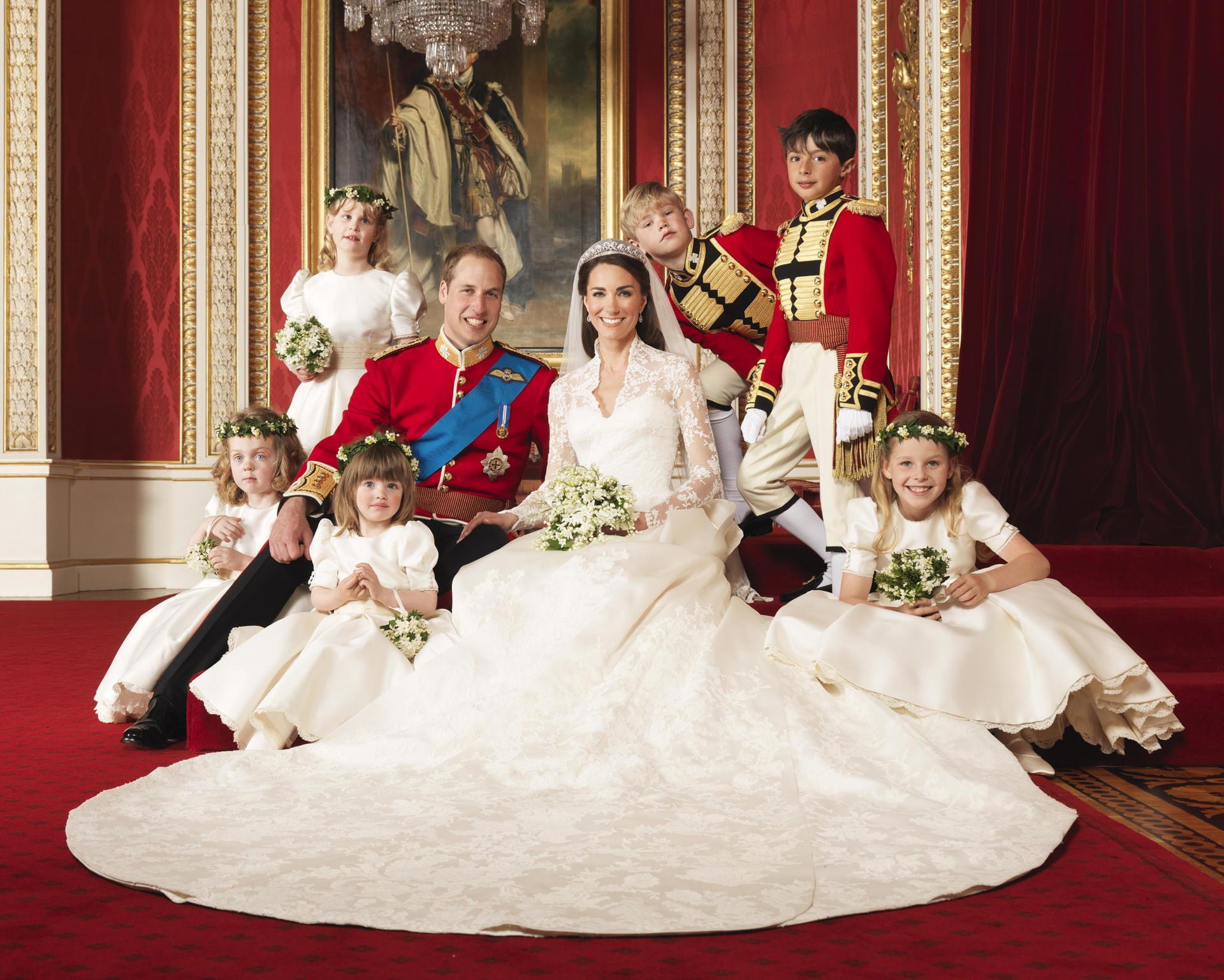 Im April 2011 heiratete Prinz William seine Kate und machte sie zur Herzogin Catherine. Millionen verfolgten die Zeremonie und den anschließenden Kuss auf dem Balkon des Buckingham Palasts live vor den Bildschirm.