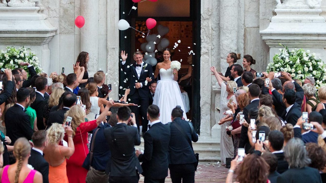 Mr. und Mrs. Schweinsteiger - das Paar verlässt nach der Hochzeit die Kirche.