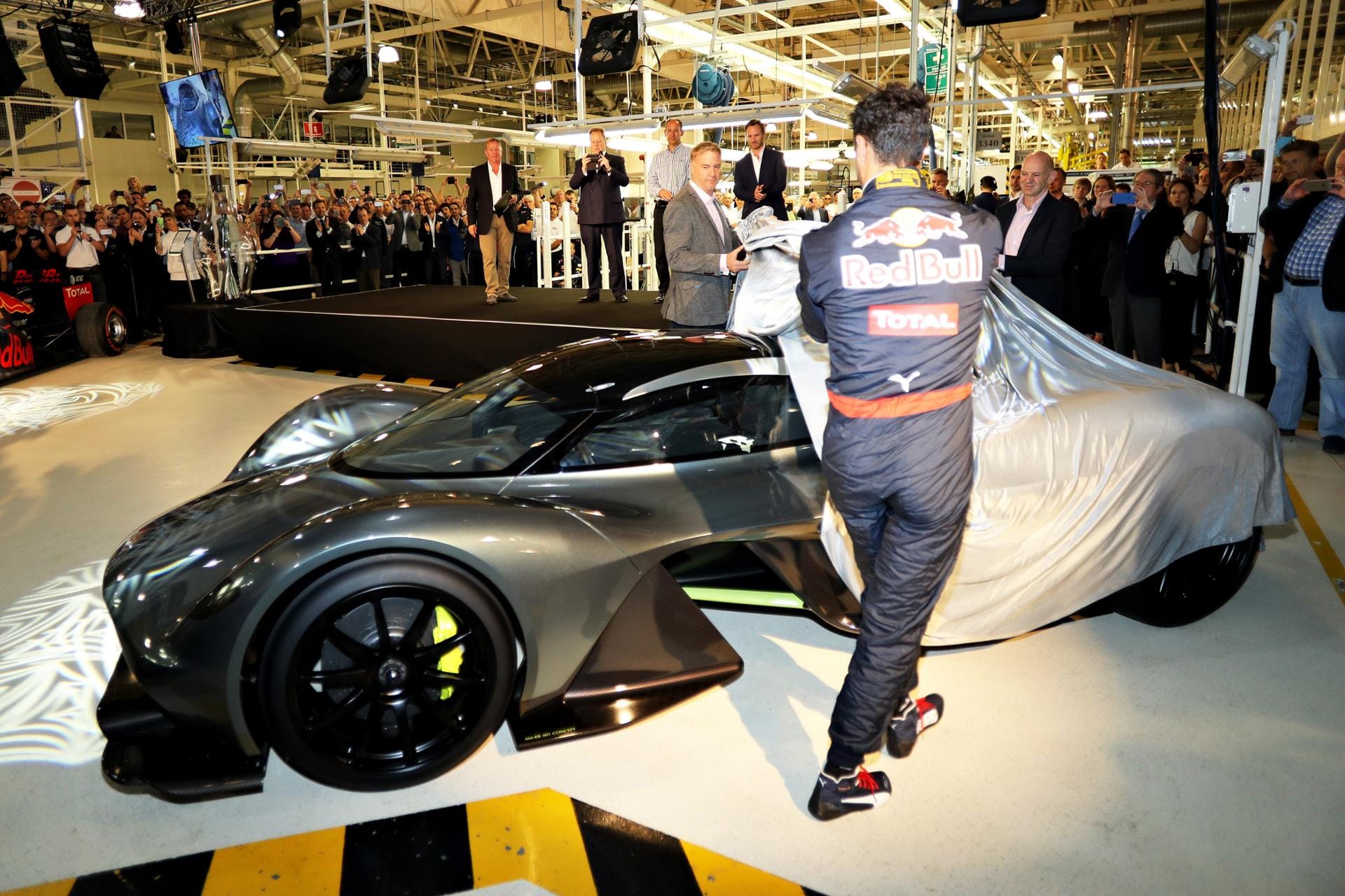Formel-1-Pilot Daniel Ricciardo durfte dabei helfen, das Tuch vom Concept-Car zu ziehen.