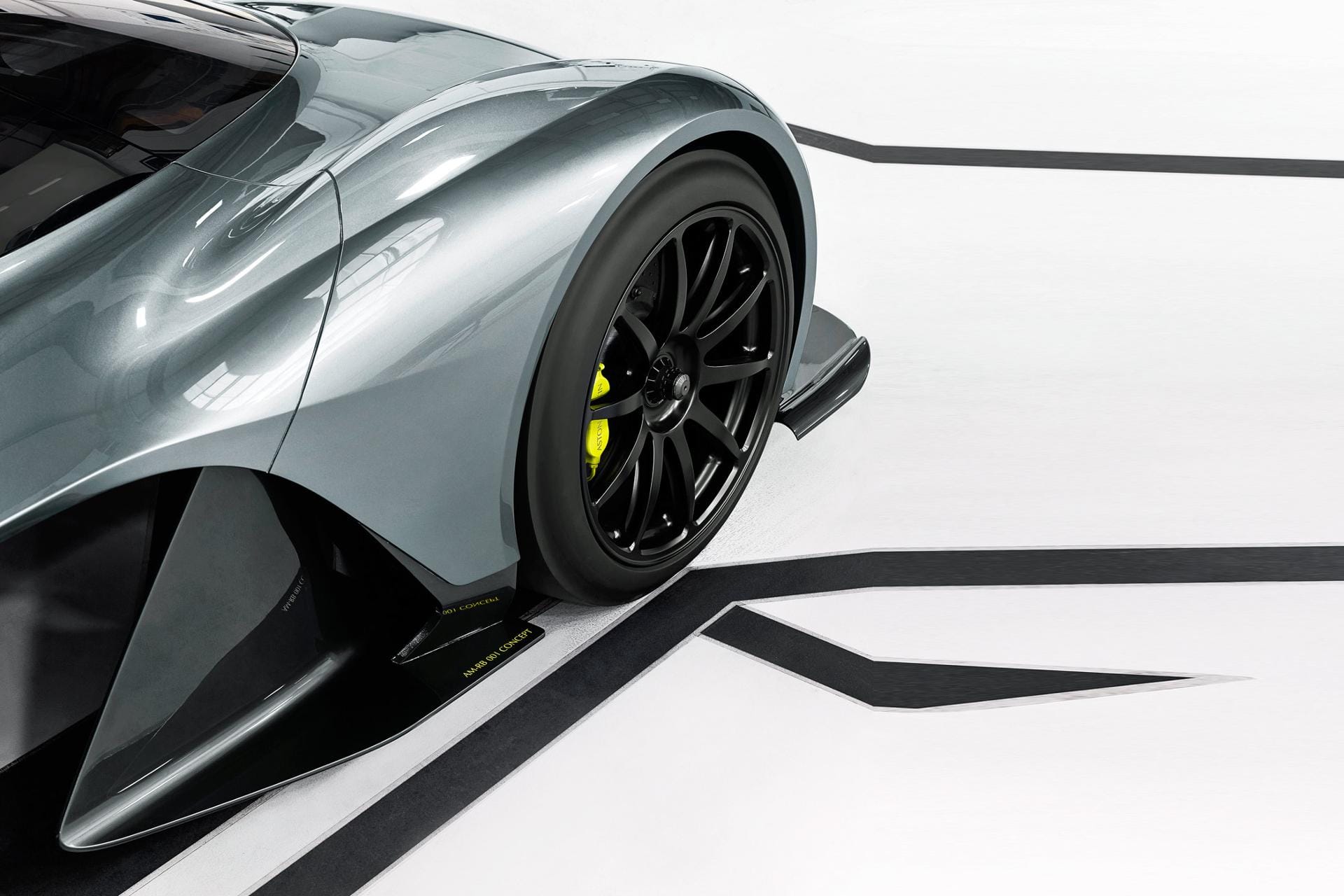 Die Aerodynamik treibt Blüten: Hinter dem Vorderrad erinnert der Straßenrenner an ein Formel-1-Auto.
