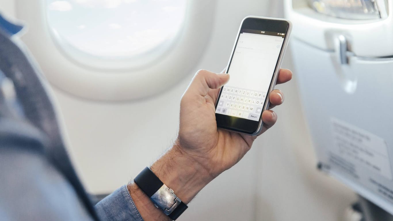 Viele Airlines erlauben es, Smartphones im Flugmodus während des Flugs zu verwenden. Bei start und Landung soll es meist ausgeschaltet werden.