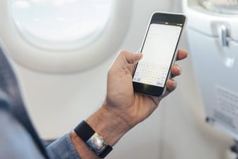 Viele Airlines erlauben es, Smartphones im Flugmodus während des Flugs zu verwenden. Bei start und Landung soll es meist ausgeschaltet werden.