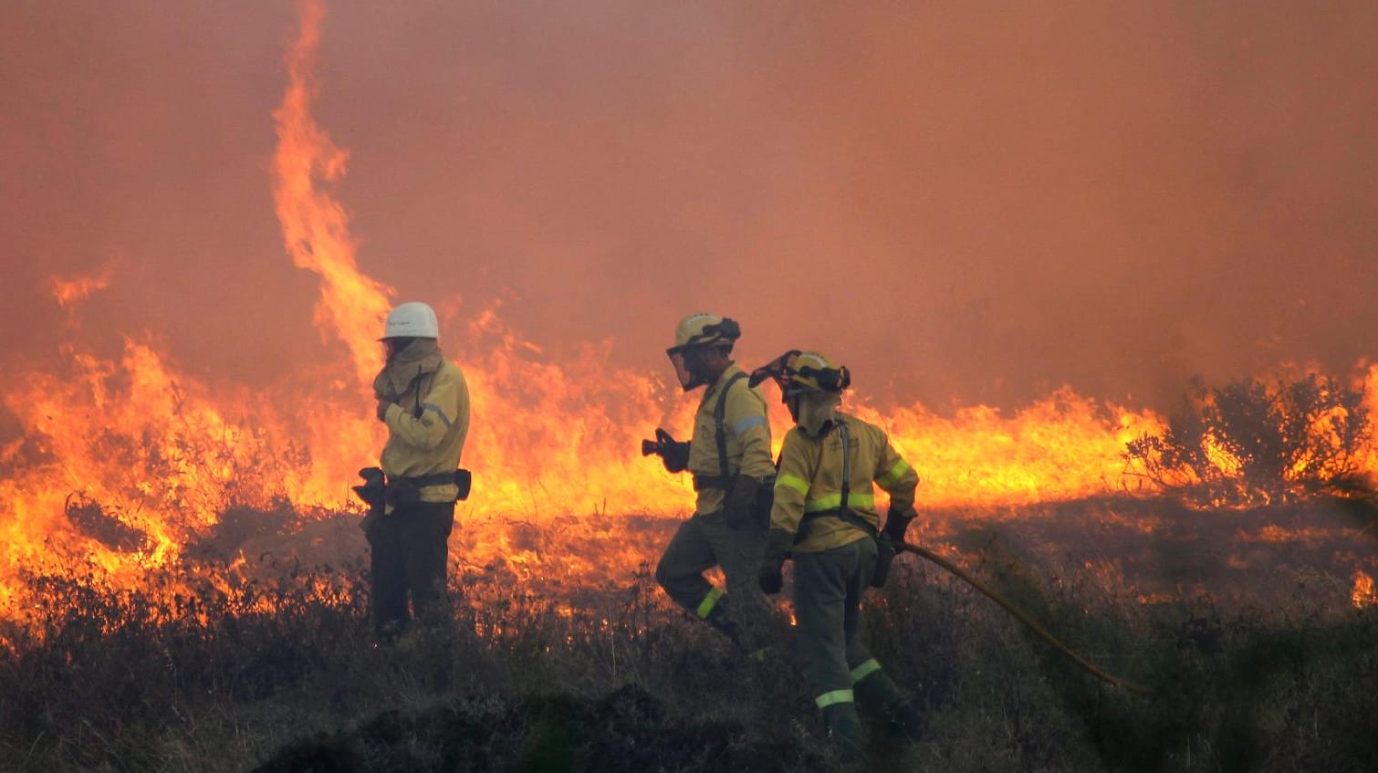 Waldbrände in Spanien: Feuerwehrleute bei der Brandbekämpfung.