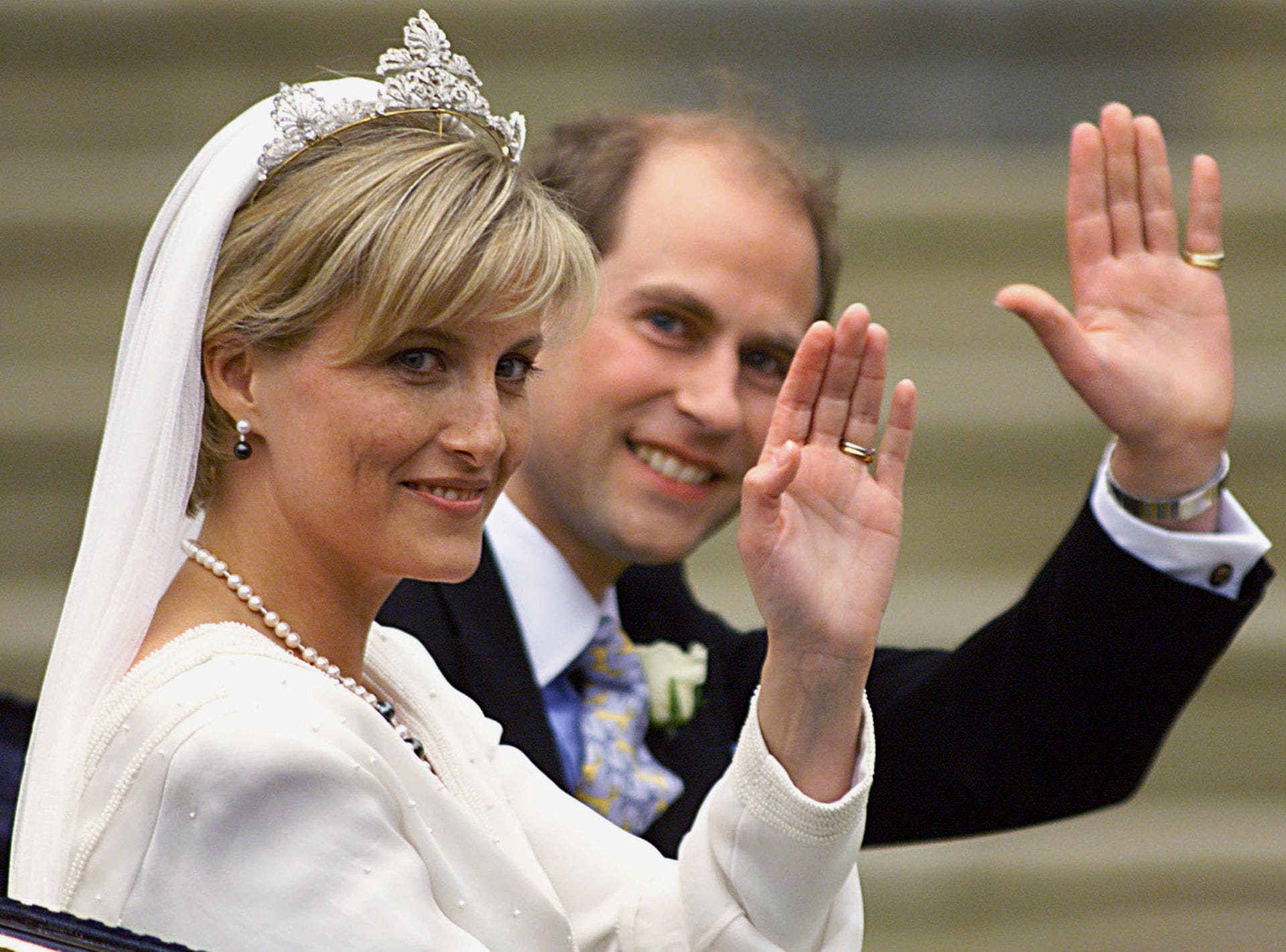 Der jüngste Bruder von Charles, Prinz Edward, erlebte 1999 seine ganz persönliche Traumhochzeit mit Sophie Rhys-Jones - und ist bis heute glücklich und skandalfrei mit ihr verheiratet.