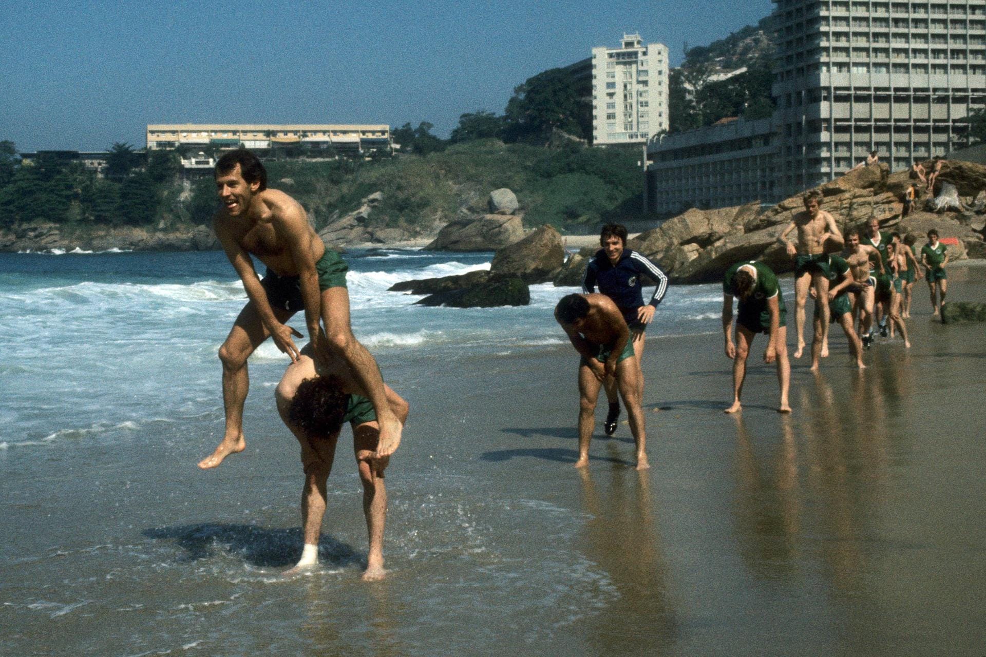 Die deutsche Nationalmannschaft bereitete sich 1978 mit "Bockspringen am Strand von Rio" auf die WM vor - mit eher mäßigem Erfolg.