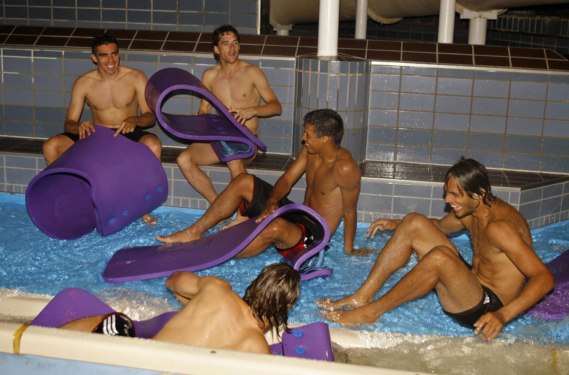 Die Mannschaft des FC Bayern München 2006 sieht im Pool dagegen eher aus wie eine Schülergruppe auf Abschlussfahrt.