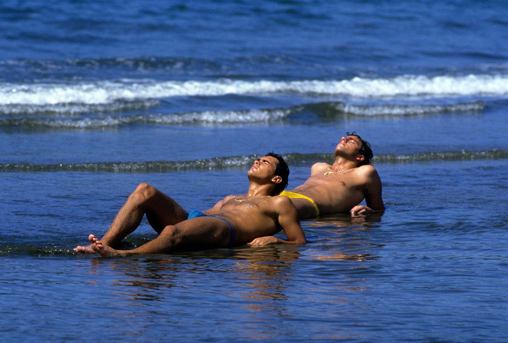 Gerhard Poschner (li.) und Klaus Mirwald setzen 1988 die stolze Tradition fort und setzen sich am Strand von Costa Rica gekonnt in Szene.